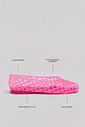 sapatilha-feminina-rosa-gummy Infográfico da Sapatilha Feminina Rosa - Gummy com destaques para solado flexível, material em PVC de alta qualidade, salto baixo de 1 cm e bico redondo.
