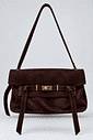 bolsa-feminina-ombro-marrom-vick Bolsa de ombro em couro marrom escuro com fivela dourada e alça longa, isolada em fundo cinza claro.