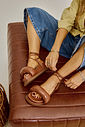 bela-sandalia-papete-feminina-camel Papete Bela camel no pé com tiras largas e amarração