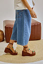 jasmim-sandalia-feminina-pedraria-camel Sandália feminina Jasmim camel em look com jeans
