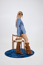 amelie-bota-feminina-camel-3-em-1 Modelo em pé com a bota Agnes cano longo, modelo fashion com camisa xadrez