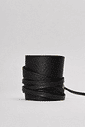 tye-cinto-feminino-preto Faixa cinto feminina preta em material texturizado com tiras longas para amarração, foto de detalhe do produto.