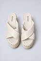 livia-tamanco-feminino-plataforma-off-white Tamanco Livia branco com tiras cruzadas visto de cima