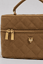 agnes-bolsa-feminina-metalasse-lateral-bege Detalhe do matelassê, zíper e metais dourados da bolsa feminina bege
