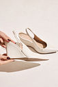 SUZAN - SCARPIN FEMININO SALTO ANABELA SLINGBACK OFF WHITE SUZAN - SCARPIN FEMININO SALTO ANABELA SLINGBACK OFF WHITE