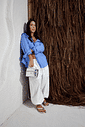 isla-flatform-feminina-croco-prata Chinelo Flat Feminino Isla Prata Croco em look feminino com calça clara e camisa azul