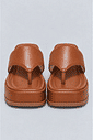 chinelo-flatform-couro-feminino-camel-buzios Par de chinelos flatform camel vistos de frente, mostrando a tira entre os dedos e o solado.