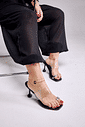 lionne-tamanco-feminino-preto Tamanco Feminino Lionne Preto no pé em look feminino