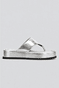 chinelo-flatform-feminino-prata-buzios Chinelo flatform feminino prata metalizado, vista lateral, solado preto em contraste, produto isolado em fundo cinza claro.