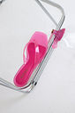 Tamanco Feminino Flip Flop Gummy rosa em PVC translúcido sobre cadeira metálica, vista superior destacando as tiras e o bico quadrado