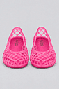 sapatilha-feminina-rosa-gummy Par da Sapatilha Feminina Rosa - Gummy fotografado de frente, com a marca "hitzz" visível nos dois solados internos.