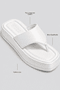 chinelo-flatform-couro-feminino-branco-buzios Infográfico do chinelo flatform branco destacando tira larga em couro, bico quadrado e flatform de 5cm.