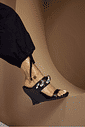 sofia-tamanco-feminino-couro-preto Tamanco Anabela Feminino Sofia Preto em close lateral no pé, com salto anabela e detalhe de corrente metálica