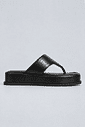 chinelo-flatform-couro-feminino-preto-buzios Chinelo flatform feminino couro preto, vista lateral, produto isolado em fundo cinza claro.