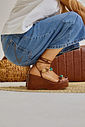 jasmim-sandalia-feminina-pedraria-camel Sandália Jasmim camel no pé com pedrarias coloridas