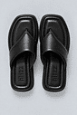chinelo-flatform-couro-feminino-preto-buzios Par de chinelos flatform couro preto vistos de cima, palmilha com a marca hitzz gravada, fundo claro.