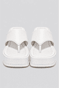 chinelo-flatform-couro-feminino-branco-buzios Par de chinelos flatform couro branco vistos de frente, mostrando a tira entre os dedos e o solado.