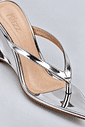 tamanco-feminino-dedo-salto-anabela-bico-folha-prata-liz Close do tamanco dedo prata metalizado, destacando a tira flip flop e o bico folha em detalhe.