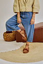bela-sandalia-papete-feminina-camel Papete feminina Bela camel em look com jeans