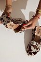 MELISSA - TAMANCO FEMININO PLATAFORMA VACA OFF WHITE/MARROM MELISSA - TAMANCO FEMININO PLATAFORMA VACA OFF WHITE/MARROM