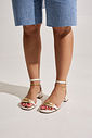 SILVIA - SANDÁLIA FEMININA SALTO BAIXO OFF WHITE SILVIA - SANDÁLIA FEMININA SALTO BAIXO OFF WHITE