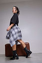 aline-bota-feminina-3-em-1 Bota Feminina Aline preta de cano curto usada com shorts e camisa xadrez em look fashionista
