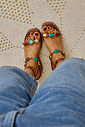 jasmim-sandalia-feminina-pedraria-camel Sandália Jasmim camel no pé com pedrarias coloridas
