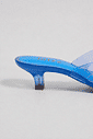 gummy-tamanco-salto-baixo-transparente-azul Detalhe do salto baixo do Tamanco Feminino Flip Flop Gummy azul em PVC translúcido