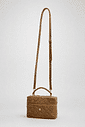 agnes-bolsa-feminina-metalasse-lateral-bege Detalhe da alça longa da bolsa feminina bege