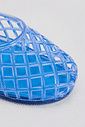 sapatilha-feminina-azul-gummy Detalhe macro da trama entrelaçada em PVC da Sapatilha Feminina Azul - Gummy, evidenciando a transparência e o acabamento vazado.