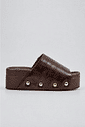 tamanco-feminino-flatform-croco-marrom-lara Tamanco feminino flatform croco marrom Lara com tachas douradas, vista lateral