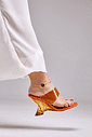 nic-tamanco-feminino-salto-acrilico-laranja Tamanco Feminino Nic Laranja no pé detalhe do calce