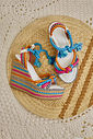 califa-sandalia-feminina-amarraçao-multicolorida Close Sandália Califa multicolorida no pé com amarração no tornozelo