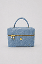 agnes-bolsa-feminina-lateral-matelasse-jeans Bolsa Feminina Matelassê Agnes jeans com alça de mão, fechamento em zíper e detalhes metálicos dourados.