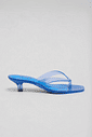 gummy-tamanco-salto-baixo-transparente-azul Tamanco Feminino Flip Flop Gummy azul em PVC translúcido, salto baixo fino e bico quadrado, vista lateral