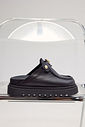 Clog feminino preto com solado plataforma em vista lateral
