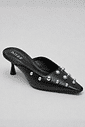 Mule Feminino Preto Zara com Aplicações Metálicas Mule feminino preto Zara em fundo claro, com bico fino, salto taça e aplicações metálicas esféricas prateadas distribuídas sobre o cabedal.