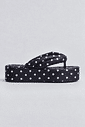 Chinelo Flatform Poá Tiras Puffer Preto e Branco - Sakura visto de lado, estampa poá e tira acolchoada estilo puffer sobre plataforma flatform