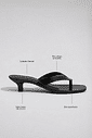 gummy-tamanco-feminino-salto-baixo-translucido-preto Tamanco Feminino Flip Flop Gummy preto em PVC, vista lateral destacando as tiras e o salto baixo