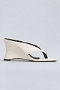 tamanco-feminino-dedo-salto-anabela-off-white-misaki Tamanco dedo salto anabela off white, vista lateral, bico quadrado com detalhe preto na tira, produto isolado em fundo cinza claro.