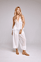 gummy-tamanco-feminino-tela-laranja Tamanco Feminino Gummy Laranja em look feminino com vestido branco
