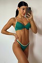 Top de biquíni Gabi Trio VIBE BIKINIS verde estilo meia taça com aro, alças bege e detalhe de viés superior terracota, visto de frente."