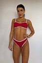 Top Biquíni Diana Duna Vermelho Texturizado VIBE BIKINIS Top de biquíni Diana Duna VIBE BIKINIS vermelho em tecido texturizado duna com viés e alças brancas, vista frontal.