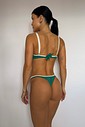 Calcinha Biquíni Fio Dental Duda Trio VIBE BIKINIS - Modelo no Corpo Bronzeado Calcinha de biquíni Duda Trio VIBE BIKINIS estilo fio dental, cor verde com viés tricolor (bege e terracota), vista de cima.