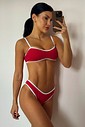 Top Biquíni Diana Duna Vermelho Texturizado VIBE BIKINIS Top de biquíni Diana Duna VIBE BIKINIS vermelho em tecido texturizado duna com viés e alças brancas, vista frontal.