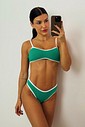 Top Biquíni Diana Brisa Verde com Contraste Branco VIBE BIKINIS Top de biquíni Diana Brisa VIBE BIKINIS verde com viés e alças brancas, vista frontal