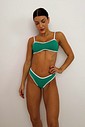Calcinha Biquíni Fio Dental Asa Delta Maya Brisa VIBE BIKINIS Calcinha de biquíni Maya Brisa VIBE BIKINIS estilo fio dental, cor verde com viés branco, vista de cima