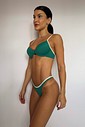 Calcinha Biquíni Fio Dental Duda Trio VIBE BIKINIS - Modelo no Corpo Bronzeado Calcinha de biquíni Duda Trio VIBE BIKINIS estilo fio dental, cor verde com viés tricolor (bege e terracota), vista de cima.