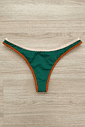 Calcinha Biquíni Fio Dental Duda Trio VIBE BIKINIS - Modelo no Corpo Bronzeado Calcinha de biquíni Duda Trio VIBE BIKINIS estilo fio dental, cor verde com viés tricolor (bege e terracota), vista de cima.