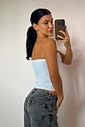 Top Tomara que Caia Brisa White VIBE BIKINIS Top Brisa White VIBE BIKINIS estilo tomara que caia na cor branca, vista frontal em modelo